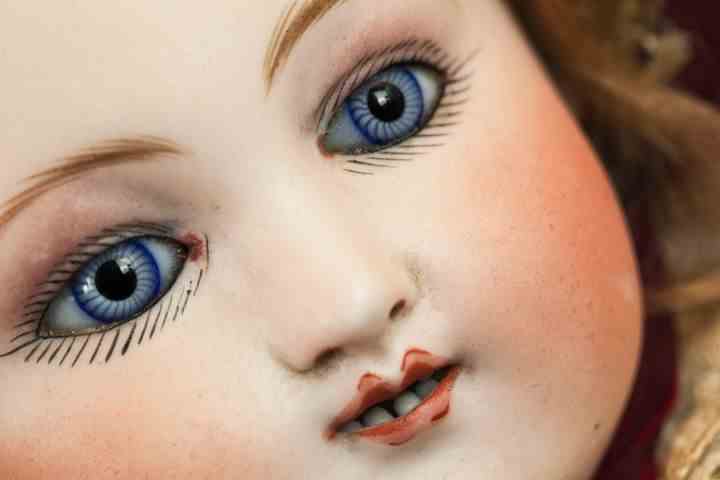 „Puppen sind Spielzeuge mit Gesichtern, und philosophisch gesehen sind Augen das Tor zur Seele.  Puppen haben die Fähigkeit, uns anzustarren und „alles zu sehen“, während unser Anblick sie nicht dazu bringt, zu reagieren," sagte Spielzeugforscherin Katriina Heljakka.