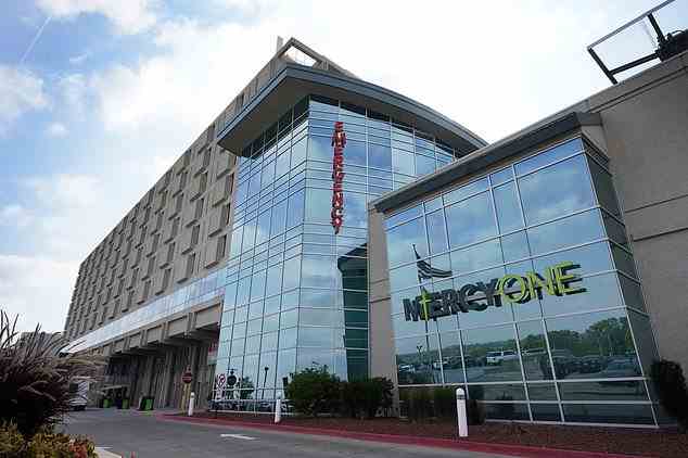 Oben abgebildet ist das MercyOne-Krankenhaus in Iowa, eine der Einrichtungen, die von dem Ransomware-Angriff betroffen war.  Operationen werden für Patienten abgesagt