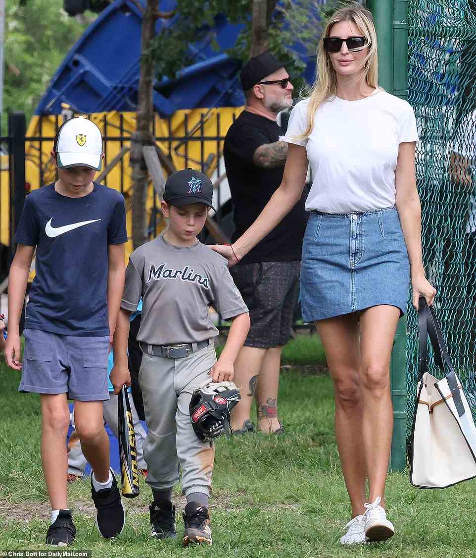 Die frühere erste Tochter Ivanka Trump entblößte ihre Beine in einem Jeans-Minirock, als sie ihren sechsjährigen Sohn Theodore am Sonntag zu einem Baseballspiel der Little League mitnahm