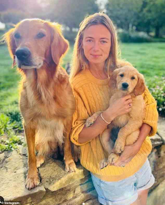 James Middleton teilte ein Bild von seiner Frau Alizee Thevenet, die sich an den neuen Welpen Isla und ihren Hund Mabel kuschelte, und beschriftete es: “Meine goldenen Mädchen”.  (abgebildet)