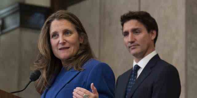 Der kanadische Premierminister Justin Trudeau sieht zu, wie die stellvertretende Premierministerin und Finanzministerin Chrystia Freeland am Freitag, den 7. Oktober 2022 in Ottawa nach der Ankündigung von Sanktionen gegen den Iran spricht. 