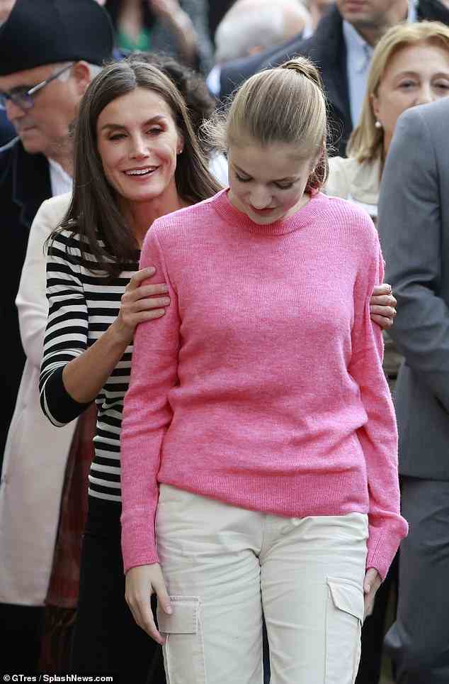 König Felipe VI. und Königin Letizia von Spanien wurden heute von ihrer Tochter Prinzessin Leonor begleitet, als sie die Gewinnerin des Preises der beispielhaften Stadt Asturien besuchten
