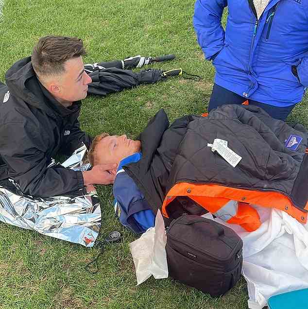 Ben Symons aus Cefn Cribwr in Bridgend, Südwales, lag fünf Stunden lang im strömenden Regen unter einer Decke und wartete auf einen Krankenwagen, nachdem er sich beim Fußball am Rücken verletzt hatte