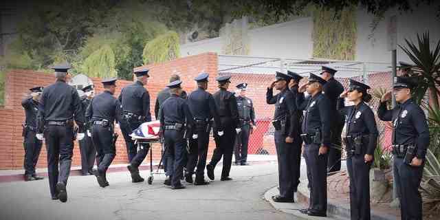 Die Polizei nimmt an der Beerdigung des Polizisten Houston Tipping teil, der im Training getötet wurde.
