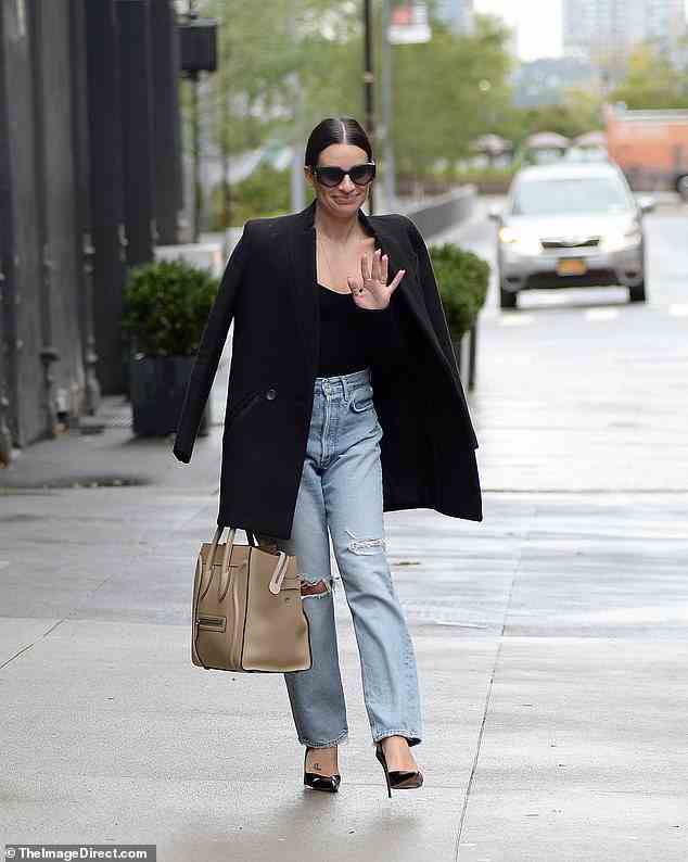 Chic: Lea Michele war der Inbegriff von Chic, als sie am Samstag in New York auftrat und ein schwarzes Top mit einer leichten Jeans mit hoher Taille und trendigen Rissen und einem schicken schwarzen Mantel trug