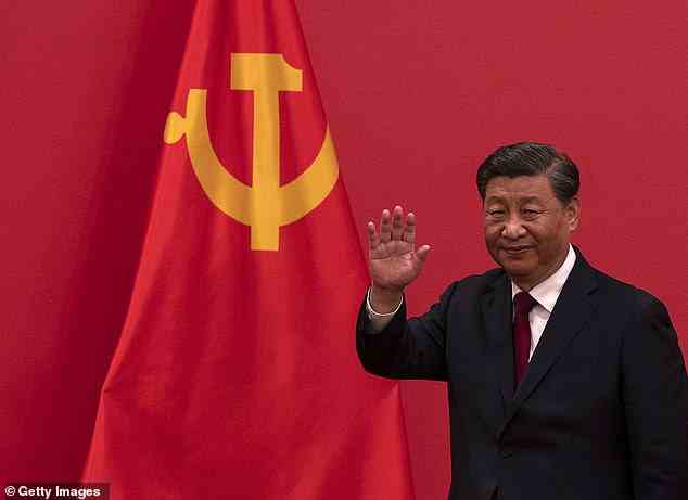 Generalsekretär und chinesischer Präsident Xi Jinping winkte gestern der Presse zu