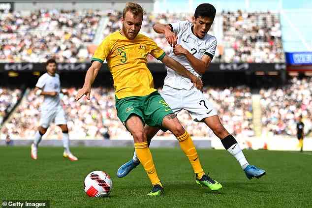 Atkinson konkurriert mit Elijah Just kürzlich während des internationalen Freundschaftsspiels zwischen den New Zealand All Whites und den Australia Socceroos