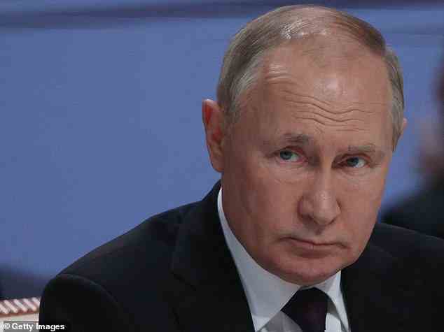 Der russische Präsident Wladimir Putin nimmt an der Plenarsitzung des Gipfeltreffens der Gemeinschaft Unabhängiger Staaten (GUS) am 14. Oktober 2022 in Astana, Kasachstan, teil