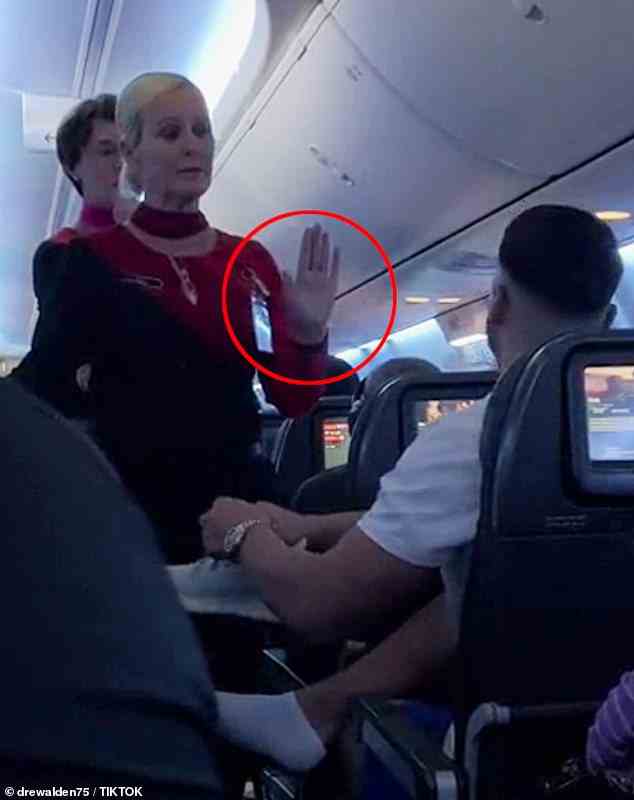 Ein Qantas-Passagier wurde aus einem Flug geworfen, weil er die Kabinenbesatzung beschimpft hatte, nachdem er behauptet hatte, sie sei unhöflich zu seiner Frau und seinem Kind gewesen und habe sie zum Weinen gebracht