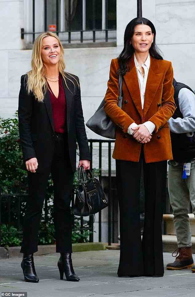 Bereit für die Rolle: Reese Witherspoon, 46, und Julianna Margulies, 56, sahen geschäftlich schick aus, als sie am Freitag in New York City ihre Szene für die Apple TV+-Serie The Morning Show drehten