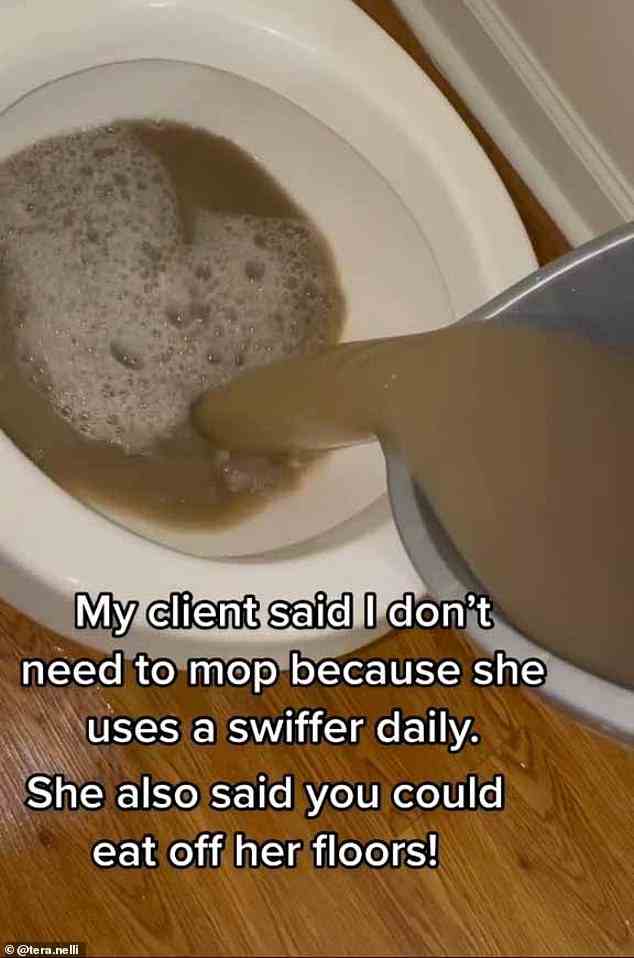 Tera Nelli, 33, aus Georgia, teilte ein schreckliches Video von sich selbst, wie sie einen Eimer schmutziges braunes Wasser in die Toilette kippte, nachdem sie die angeblich makellosen Böden ihrer Kundin gewischt hatte