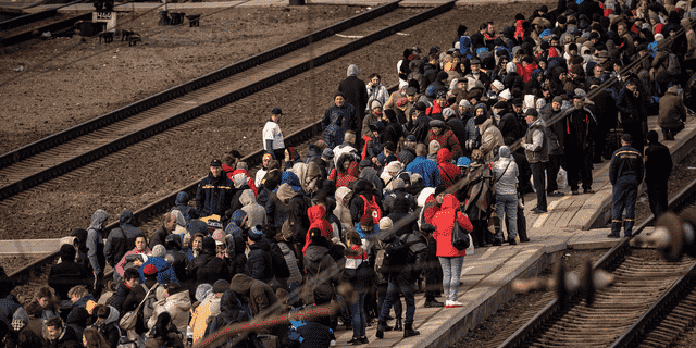 Familien warten darauf, am Hauptbahnhof von Kramatorsk in einen Zug einzusteigen, als sie Anfang April aus der östlichen Stadt Kramatorsk in der Donbass-Region fliehen.