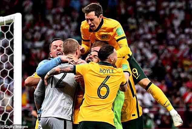 Australien qualifizierte sich nach dem Sieg über Peru dank der Heldentaten von Torwart Andrew Redmayne in einem spannenden Elfmeterschießen (im Bild) im Juni für seine fünfte Weltmeisterschaft