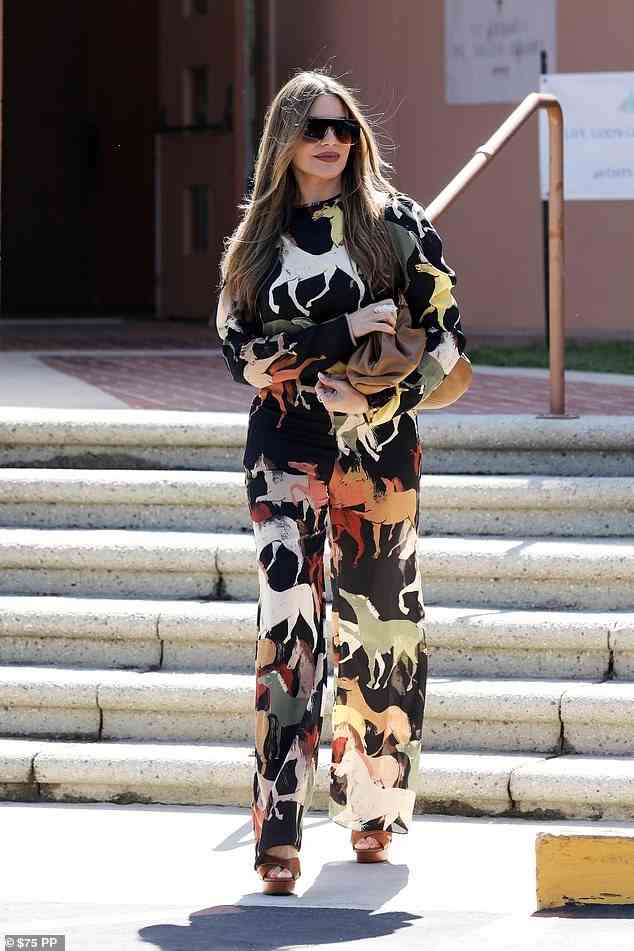 Herumalbern: Sofia Vergara, 50, sah in einem Anzug mit Pferdedruck bezaubernd aus, als sie am Samstag an einer Taufe in Los Angeles teilnahm