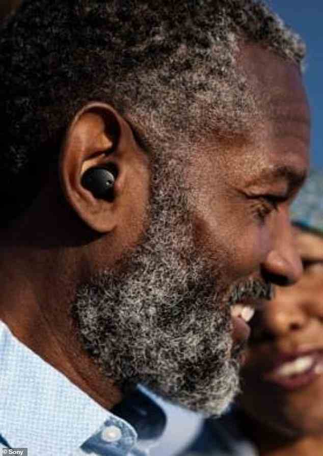Das Ohrstöpsel-Hörgerät ist auf dem US-Markt für 1.300 US-Dollar erhältlich und kann rezeptfrei erworben werden.  Diese Fähigkeit wurde kürzlich von der FDA genehmigt
