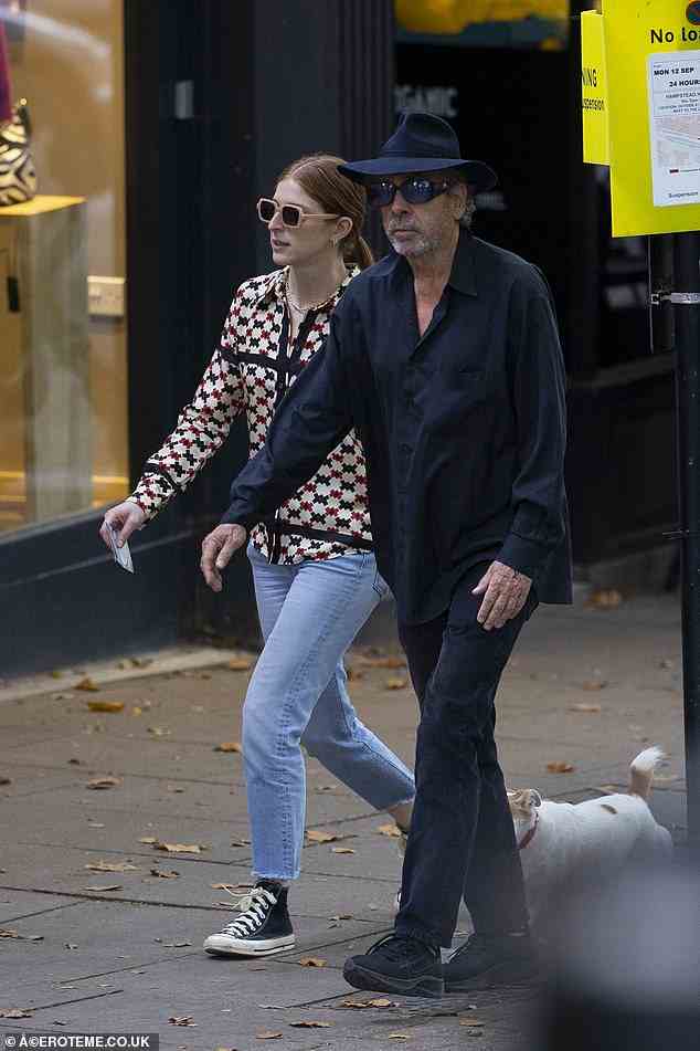 Unterwegs: Tim Burton nahm sich am Mittwoch eine Auszeit von seinem Terminkalender, um mit einer geheimnisvollen Frau in Hampstead, London, spazieren zu gehen