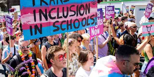 Ein Demonstrant befürwortet die Förderung der Transgender-Ideologie in Schulen während eines Pro-Transgender-Marsches in London, Großbritannien, am 9. Juli 2022. 