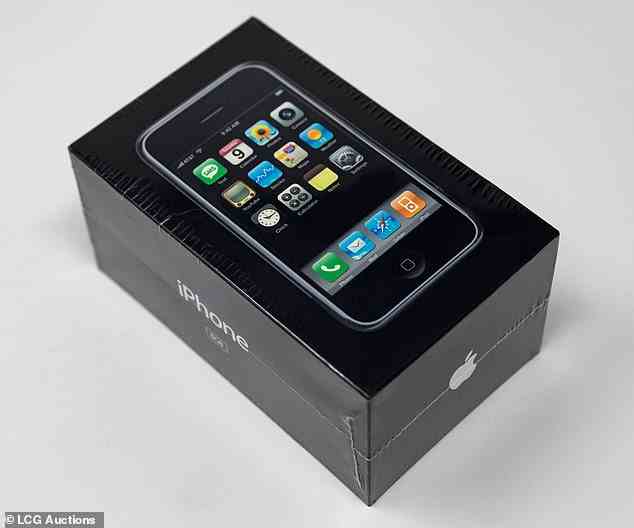 Dieses ungeöffnete iPhone der ersten Generation aus dem Jahr 2007 wurde bei einer Auktion für 39.000 $ (34.700 £) verkauft – mehr als das 50-fache seines ursprünglichen Preises