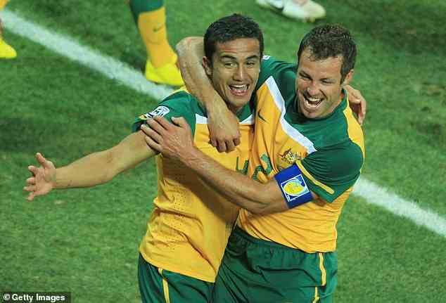 Tim Cahill (links) feiert mit Lucas Neill, nachdem er das Führungstor beim 2:1-Sieg Australiens gegen Serbien in der letzten Runde der Spiele der Gruppe D bei der Weltmeisterschaft 2010 erzielt hat