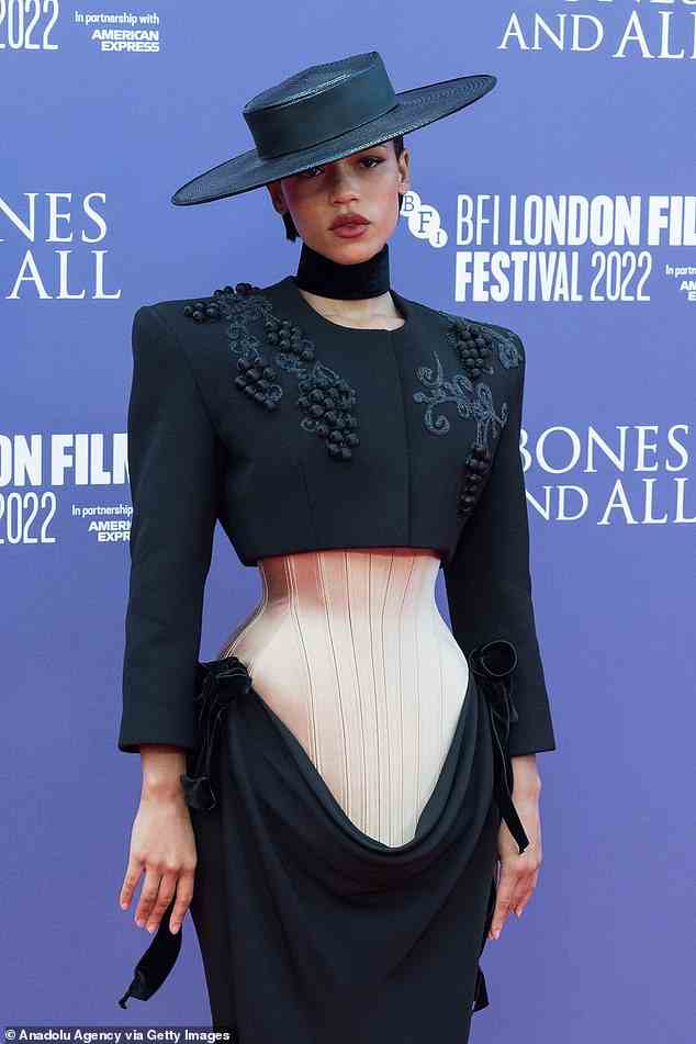 Die Schauspielerin Taylor Russell setzte bei der Londoner Premiere ihres neuesten Films „Bones and All“ in einem Schiaparelli-Look, komplett mit einem rosafarbenen Korsett, ein kühnes modisches Statement