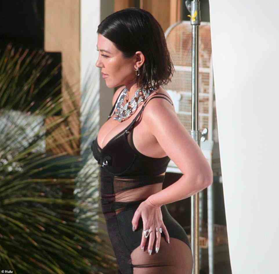 Umarmung ihrer neuen Kurven: Kourtney Kardashian enthüllte in der dritten Folge von The Kardashians, dass sie ihre neue Form mit 115 Pfund umarmt … und fügte hinzu, wie unglücklich sie war, als sie nur 95 Pfund wog, während sie mit Disick zusammen war