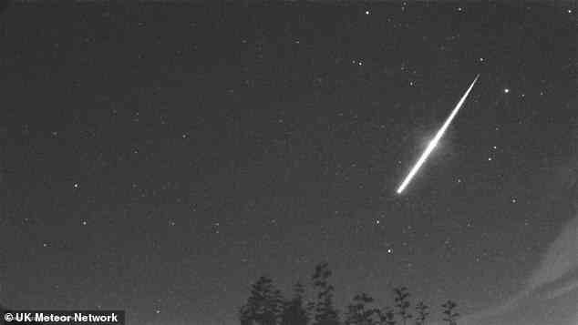 Die Erde durchfließt jedes Jahr einen Teil des Stroms, und die Meteore erscheinen jeden Oktober auf der Südhalbkugel und im November als Sternschnuppen am Himmel.  Dieses Bild wurde in Großbritannien aufgenommen