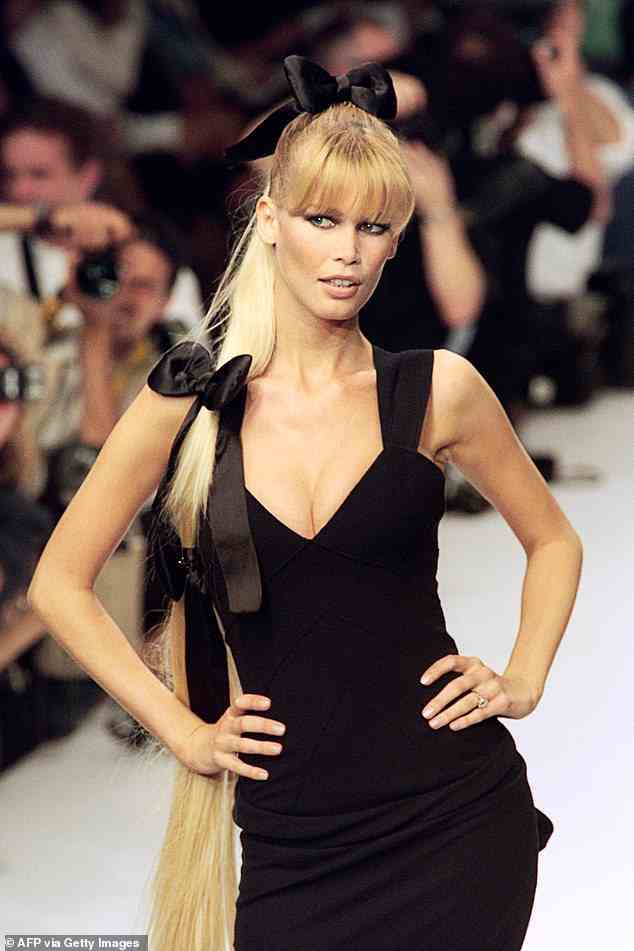 Ihre Brownlow-Frisur wurde von Claudia Schiffers Look von Chanels Haute Couture Herbst/Winter 1995 Modenschau inspiriert