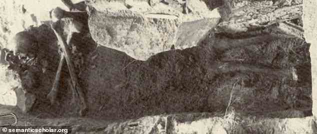 Als JB55 im Sarg gefunden wurde, befanden sich seine sterblichen Überreste in einer „Schädel mit gekreuzten Knochen“-Ausrichtung, von der angenommen wurde, dass sie ihn davon abhielt, von den Toten aufzuerstehen