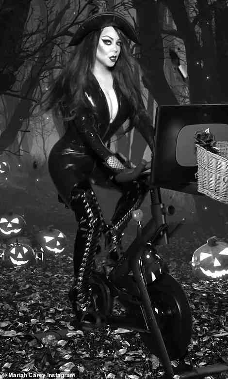 Weihnachtszeit: Mariah Carey erschien in den sozialen Medien, um zu erklären, dass „es Zeit“ für „#MariahSZN“ ist, als Halloween am Montagabend zu Ende ging