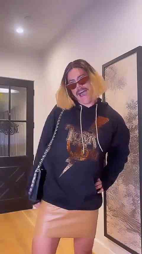 Tom Sandoval von Vanderpump Rules kleidet sich als Raquel Leviss in einem TomTom-Sweatshirt inmitten ihrer Katie-Maloney-Fehde 012