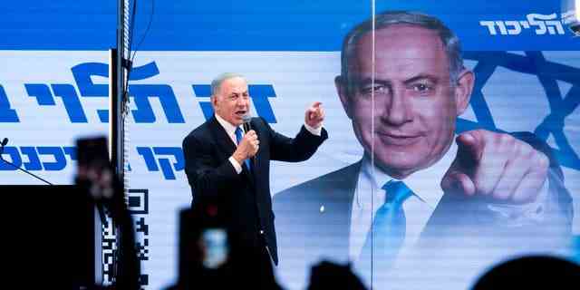  Der frühere israelische Ministerpräsident und Likud-Parteivorsitzende Benjamin Netanjahu spricht während einer Wahlkampfveranstaltung am 29. Oktober 2022 in Bnei Brak, Israel, durch einen umgebauten Lastwagen mit kugelsicherem Seitenglas zu Unterstützern.