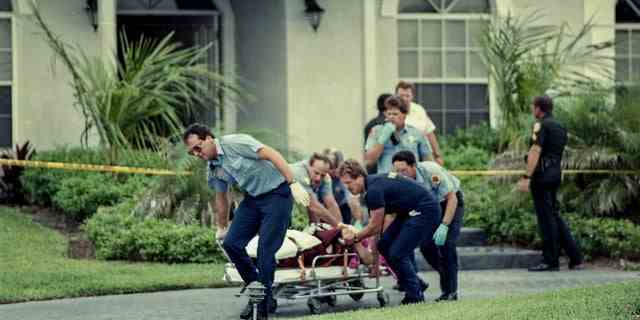 Sanitäter bringen Marlene Warren am 26. Mai 1990 zu einem Krankenwagen, nachdem sie vor ihrem Haus in Wellington, Florida, erschossen worden war. 