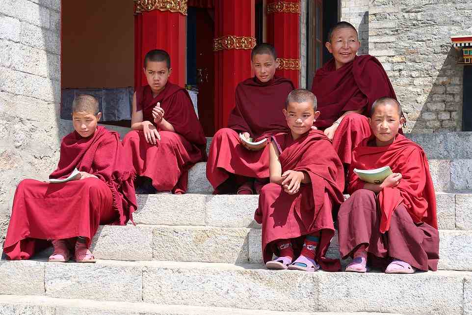Jane besuchte ein auf einer Klippe gelegenes Kloster in Thamo, wo kahlgeschorene Jungen (Archivbild) zu Mönchen ausgebildet wurden