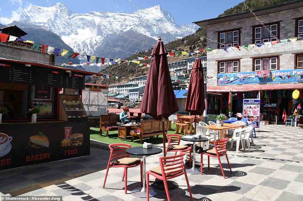 Jane übernachtete im Hotel Tibet in Namche Bazaar (oben), „das einen herrlichen Blick über die roten, grünen und blauen Dächer zum Kongde-Gipfel (20.298 Fuß) hatte“.