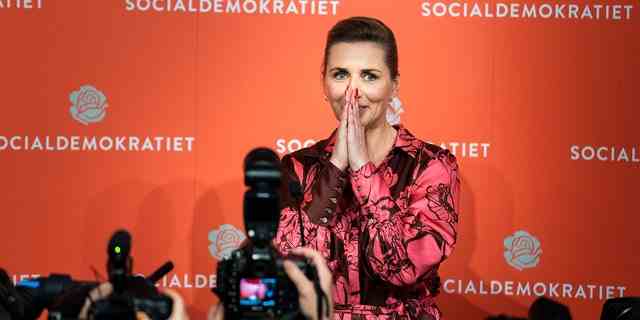 Dänemarks Ministerpräsidentin und Vorsitzende der Sozialdemokratischen Partei Mette Frederiksen spricht während der Parlamentswahlnacht des Landes auf der Party in Kopenhagen, Dänemark, am Dienstag, den 1. November 2022.