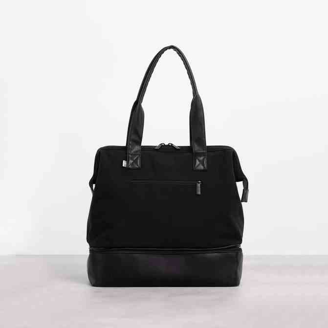 Béis The Convertible Mini Weekender schwarze Reisetasche in hellgrauem Raum auf weißem Hintergrund