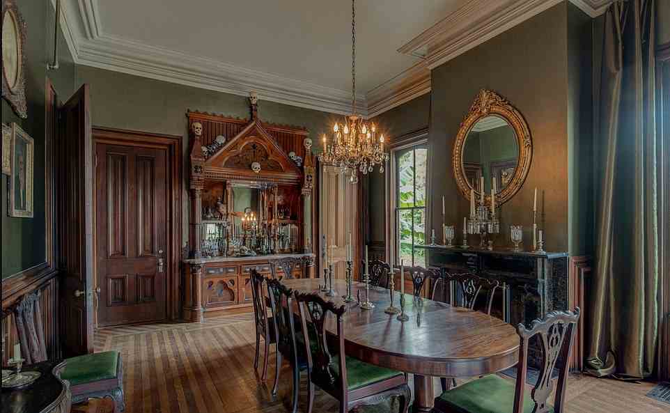 Der Speisesaal ist mit salbei gepolsterten Stühlen mit langen Vorhängen und einem großen Tisch für acht Personen ausgestattet