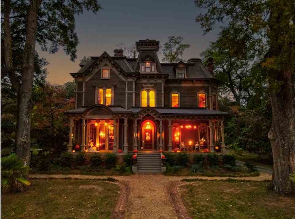 Das Haus wurde kurz vor Halloween unter Denkmalschutz gestellt und die orangefarbene Außenbeleuchtung macht das Anwesen zu einem perfekten Ort für eine Spukhausszene
