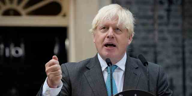 Premierminister Boris Johnson spricht am 6. September 2022 vor der Downing Street in London.