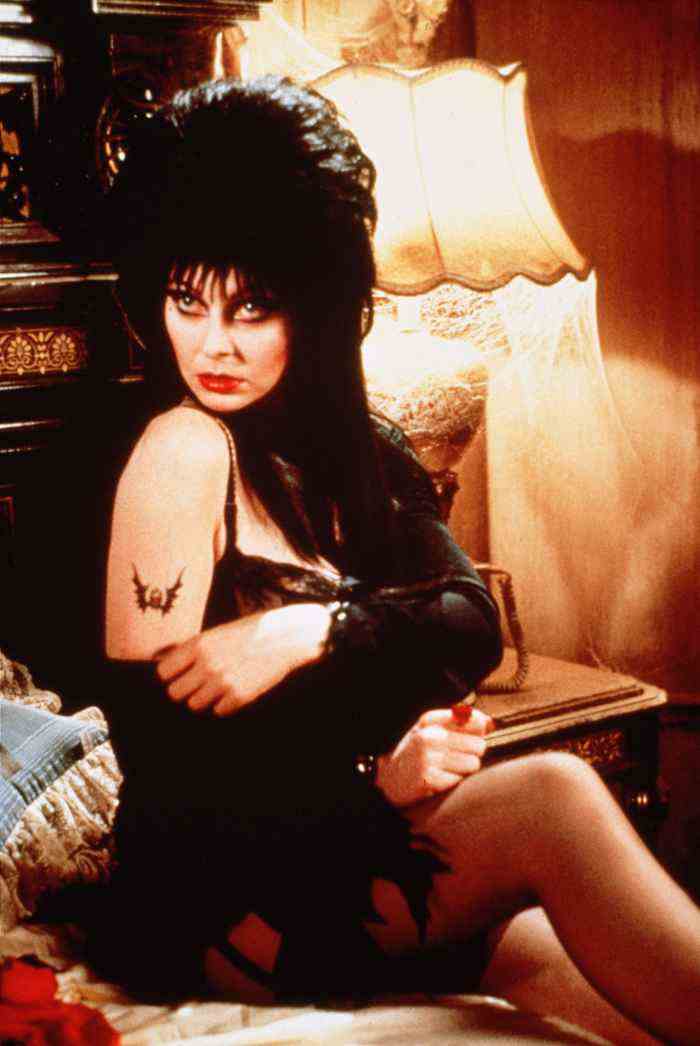 Elvira beschattet Kylie Jenner auf subtile Weise, weil sie sie nicht in einem „schmeichelhaften“ Halloween-Kostüm markiert hat