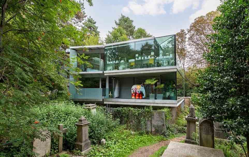 Die moderne Villa mit vier Schlafzimmern im begehrten Vorort Highgate im Norden Londons verfügt über raumhohe Fenster