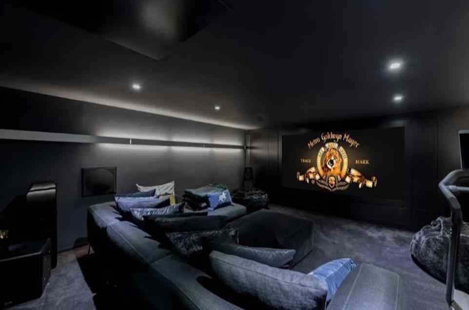Das Anwesen verfügt über ein hochmodernes Kino im Untergeschoss und steht für 7 Millionen Pfund zum Verkauf