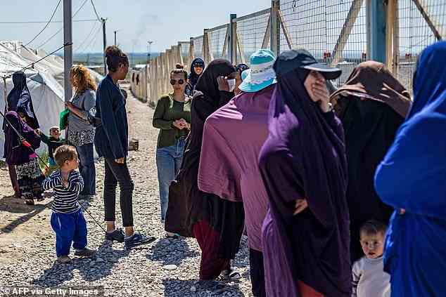 Die Frauen und Kinder waren zuvor aus den Flüchtlingslagern al-Roj (oben) und al-Hol in Syrien entfernt worden