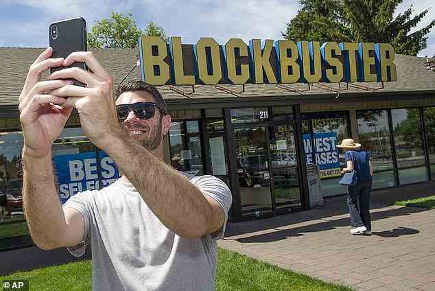 Blockbuster war einst das führende Videoverleih-Franchise mit 9.000 Standorten weltweit, bevor es 2010 bankrott ging. Bis 2017 gab es noch 10 in den USA (das letzte verbliebene Geschäft oben ist zu einer Art Touristenattraktion geworden).