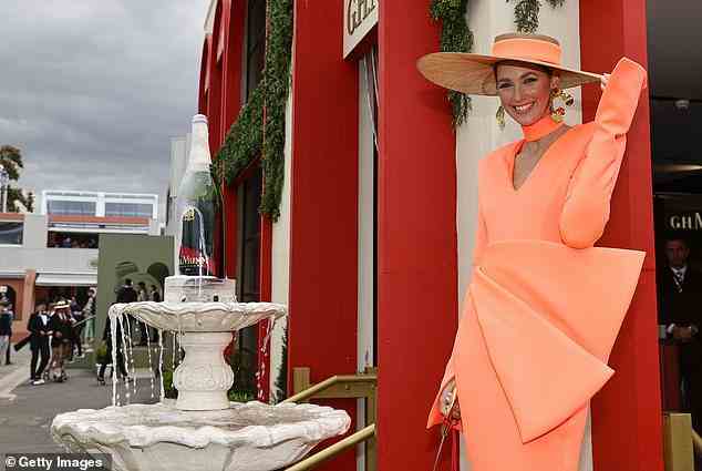 Die in Neuseeland geborene Fashionista, 39, sah typisch schick aus in dem Neon-Outfit, das sie mit goldenen Accessoires kombinierte, darunter übergroße rustikale Ohrringe, eine Clutch und offene Absätze