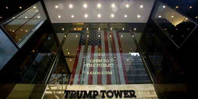 Der Eingang des Trump Tower am 24. Oktober 2022 in New York City.  Der Prozess gegen die Trump Organization beginnt in Manhattan nach jahrelangen Ermittlungen, die die Geschäfte des ehemaligen Präsidenten Donald Trump vor eine Jury stellen. 