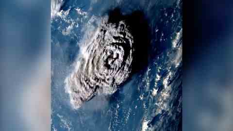 Diese Satellitenaufnahme zeigt, wie die Wolke 100 Minuten nach Beginn der Eruption aussah. 