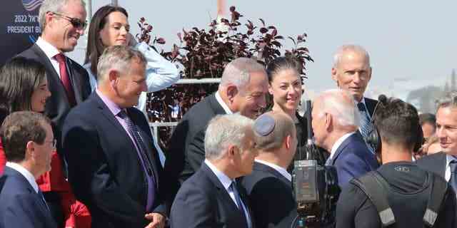 Präsident Joe Biden schüttelt Benjamin Netanjahu bei einem kürzlichen Besuch in Israel die Hand.