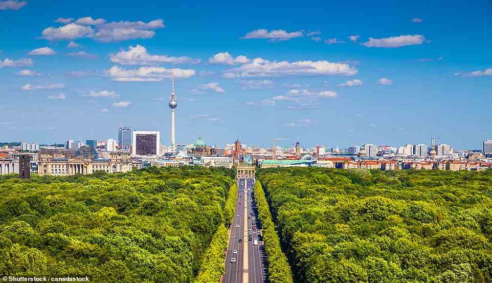 Der Berliner Tiergarten oben ist ein 494 Hektar großes ehemaliges königliches Jagdrevier, in dem Besucher durch schattige Wälder mit Seen, Bächen und versteckten Lichtungen schlendern können