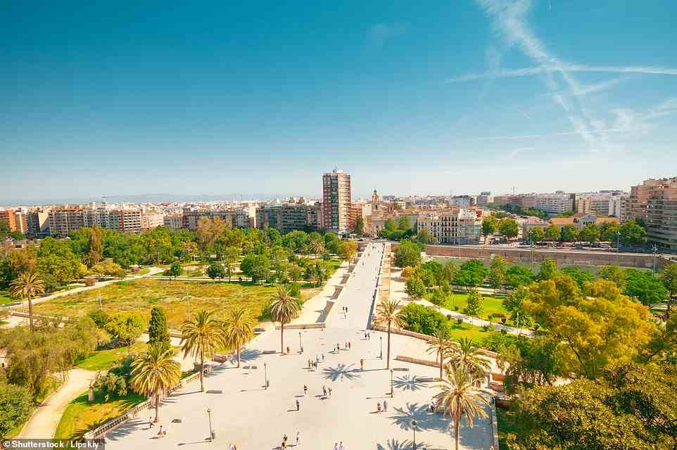 Oben ist der Jardin Turia in Valencia, der über sechs Meilen Grün mit Wanderwegen, Radwegen und Orangenhainen verfügt